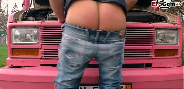 Deutsche Junge Nutte fickt mit altem Mann im auto
